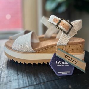 Tom’s
WOMEN’S DIANA WEDGE SANDAL
Color: Natural Yarn Die
Size: 6